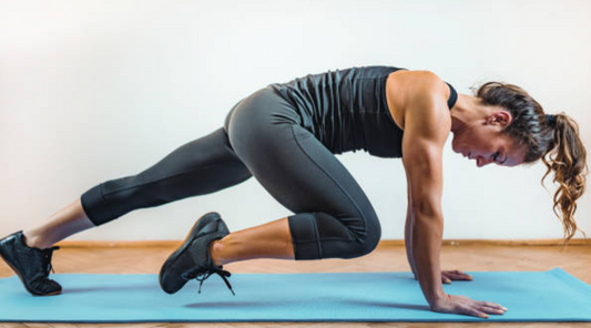 Femme-s'entraînant-à-la-maison-avec-un-tapis-fitnesss