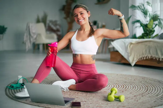 Femme-fitness-biceps-maison